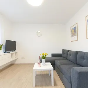 Apartment Break, Split
